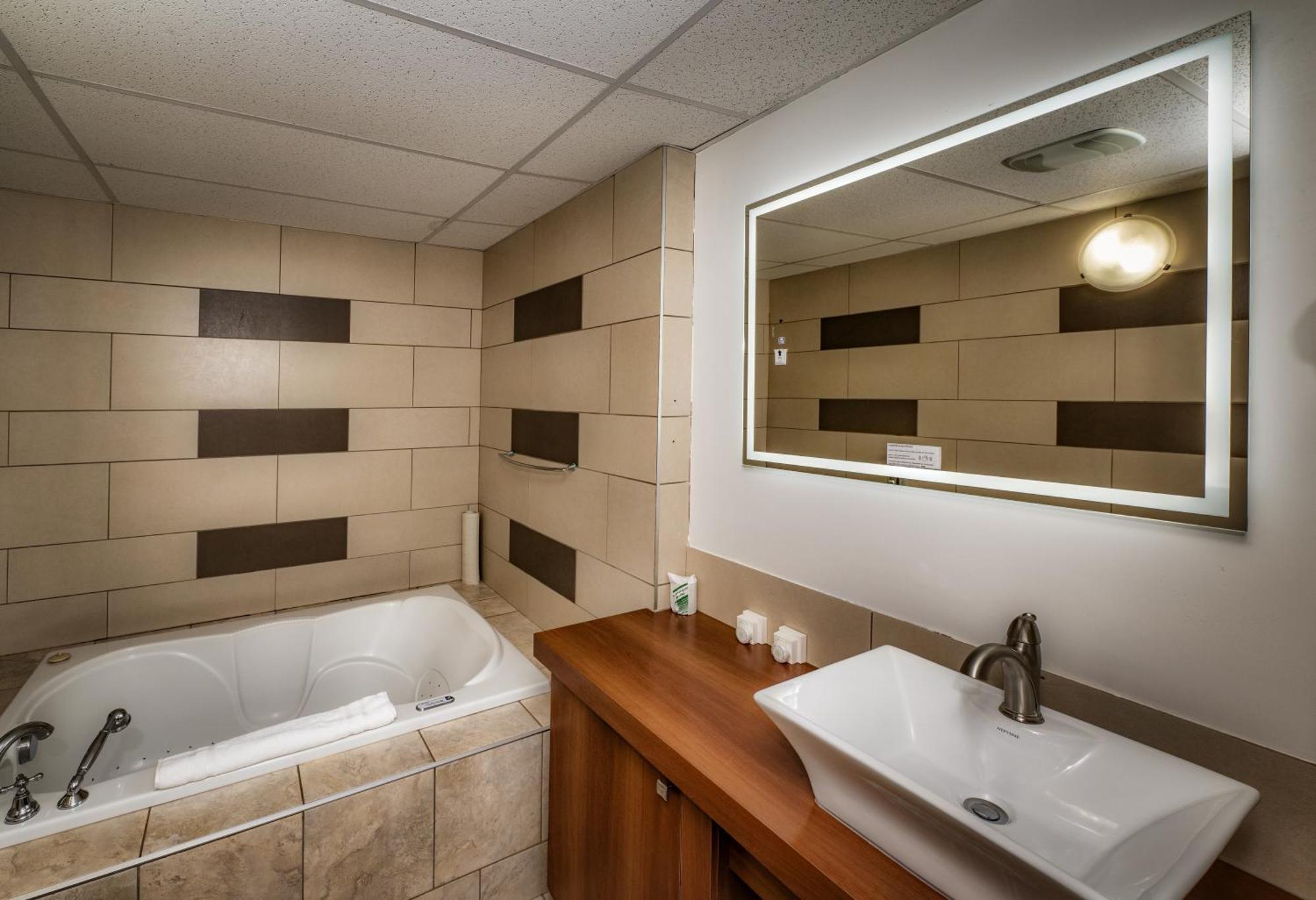 Clarion Pointe La Malbaie Hotel Exterior photo